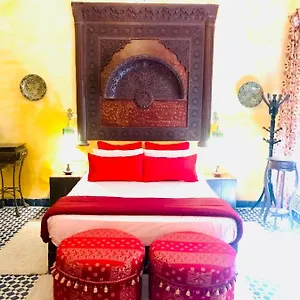Riad Safari منزل للإقامة